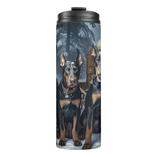 Doberman Snowy Sleigh Weihnachtsdekor Thermosbecher (Vorderseite)