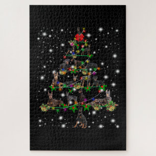 Doberman Weihnachtsbaum bedeckt durch Blitzlicht