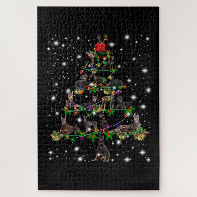 Doberman Weihnachtsbaum bedeckt durch Blitzlicht (Vertikal)