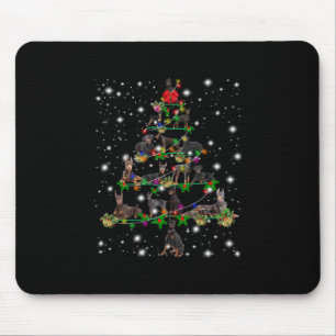 Doberman Weihnachtsbaum bedeckt durch Blitzlicht Mousepad
