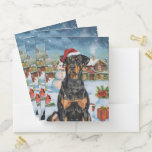 Doberman Winter Wonderland Christmas Joy Bewerbungsmappe<br><div class="desc">Dieses festliche Design spiegelt den fröhlichen Geist der Urlaubssaison wider und besticht durch ein hübsches Jungtier mit einer Weihnachtsmannmütze. Der Hund ist eingebettet in ein winterliches Wunderland, mit einem Schneemann, einem dekorierten Weihnachtsbaum und wunderschön verpackten Geschenken. Schneeflocken fallen sanft ab und geben der Szene eine magische Touch, während die lebhaften...</div>