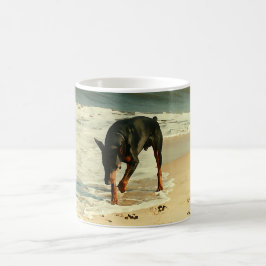 Dobermann am Strand-Malerei-Bild Kaffeetasse