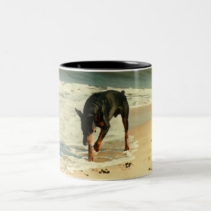 Dobermann am Strand-Malerei-Bild Zweifarbige Tasse