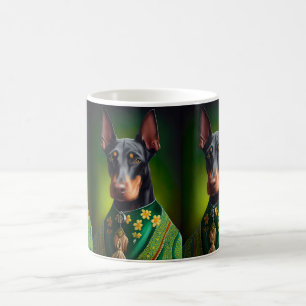 Dobermann-Hund in St. Patrick's Day-Kleid Kaffeetasse