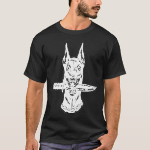 Dobermann-Hund mit Messer zwischen den Zähnen Man T-Shirt