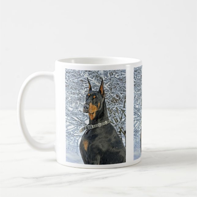 Dobermann in der eisigen Schnee-Tasse Kaffeetasse (Links)