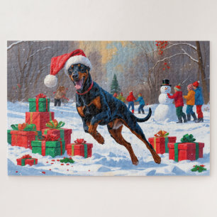 Dobermann läuft im Schnee mit Weihnachtsmütze