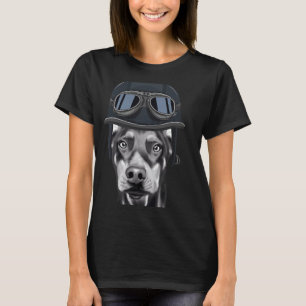 Dobermann Pinscher mit Vintage-Motorradhelm T-Shirt