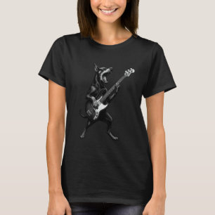 Dobermann Pinscher spielt E-Bass Rockmusik D T-Shirt