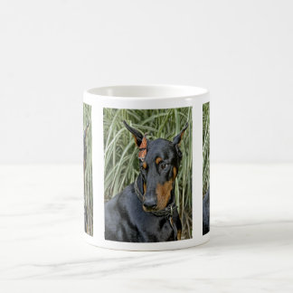 Dobermann-Schmetterlings-Überraschung Kaffeetasse