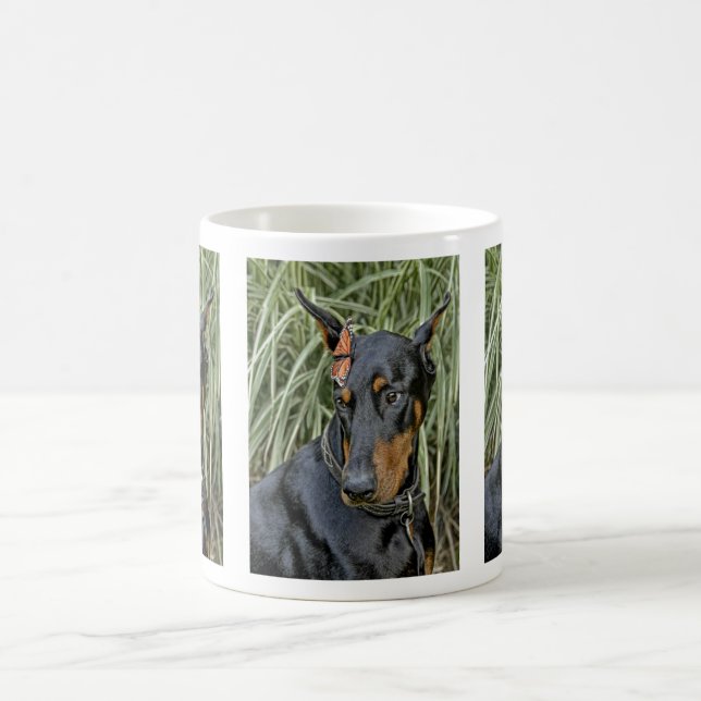 Dobermann-Schmetterlings-Überraschung Kaffeetasse (Mittel)