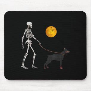 Dobermann-Skelett-Hund läuft Halloween-Kostüm Mousepad