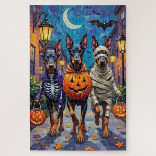 Dobermänner in Halloween-Kostümen beim Trick-or-Tr