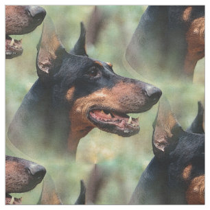 DobermannPinscher im Holz Stoff