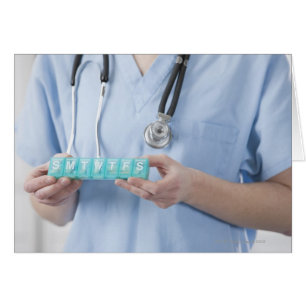 Docteur féminin tenant la boîte de pilule, mi