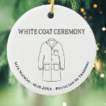 Doctor Physician White Coat Zeremonie Mit Monogram Keramik Ornament<br><div class="desc">Ärztin Weiße Matte Zeremonie Mit Monogramm zu feiern und zu ehren,  einen Arzt oder Arzt in der Ausbildung. Stilvolle Erinnerung,  um jemandem ein Passritual zu ehren,  in dem der hippokratische Eid auf sie als medizinische Fachkraft rezitiert wird. Enthält ein ärztliches Fell,  Namen,  Datum und Bereich der medizinischen Arbeit.</div>