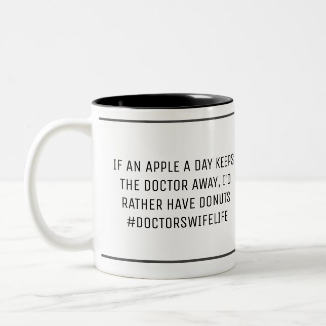 Doctor's Ehefrau Funny Apple A Day Zweifarbige Tasse (Links)