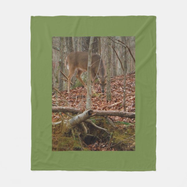 Doe Deer in den Bäumen Fleecedecke (Vorderseite)