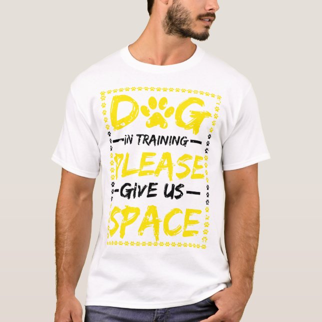 Dog in der Ausbildung Bitte geben Sie uns Platz Do T-Shirt (Vorderseite)
