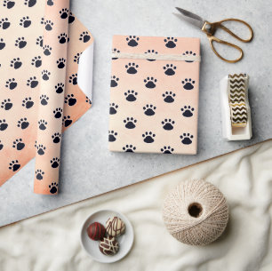 Dog Paw druckt auf orangefarbene Textur Geschenkpapier