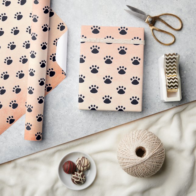Dog Paw druckt auf orangefarbene Textur Geschenkpapier (Kunsthandwerk)
