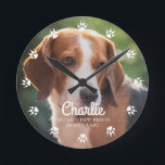 Dog Paw druckt benutzerdefiniertes Foto Runde Wanduhr<br><div class="desc">Hunde verließ Pfotendrucke im Herzen. Zeigen Sie mit diesem personalisierten Uhrendesign das Foto Ihres Lieblingsfreundes.</div>