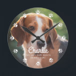 Dog Paw druckt benutzerdefiniertes Foto Runde Wanduhr<br><div class="desc">Hunde verließ Pfotendrucke im Herzen. Zeigen Sie mit diesem personalisierten Uhrendesign das Foto Ihres Lieblingsfreundes.</div>