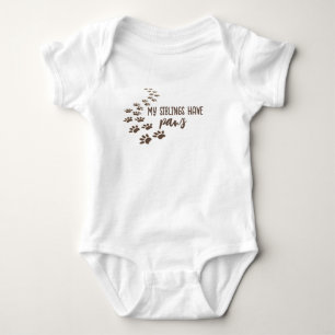 Dog Paw druckt mit Text Baby Strampler