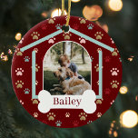 Dog Paw Print Pattern Individuelle Name Dog House  Keramik Ornament<br><div class="desc">Dieses bunte, bunte Muster-Ornament mit zwei Fotos macht es möglich, diese wunderschöne, bunte Pfotenmuster zu gestalten. Das Design des Hundes wurde mit der Türe des Hundehauses entworfen, in der das Foto des Haustiers nach Maß dargestellt ist. Personalisieren Sie den weißen Hundeknochen mit dem Namen des Tieres. Das ist ein lustiges...</div>