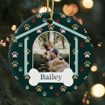Dog Paw Print Pattern Individuelle Name Dog House  Keramik Ornament<br><div class="desc">Dieses bunte, bunte Muster-Ornament mit zwei Fotos macht es möglich, diese wunderschöne, bunte Pfotenmuster zu gestalten. Das Design des Hundes wurde mit der Türe des Hundehauses entworfen, in der das Foto des Haustiers nach Maß dargestellt ist. Personalisieren Sie den weißen Hundeknochen mit dem Namen des Tieres. Das ist ein lustiges...</div>