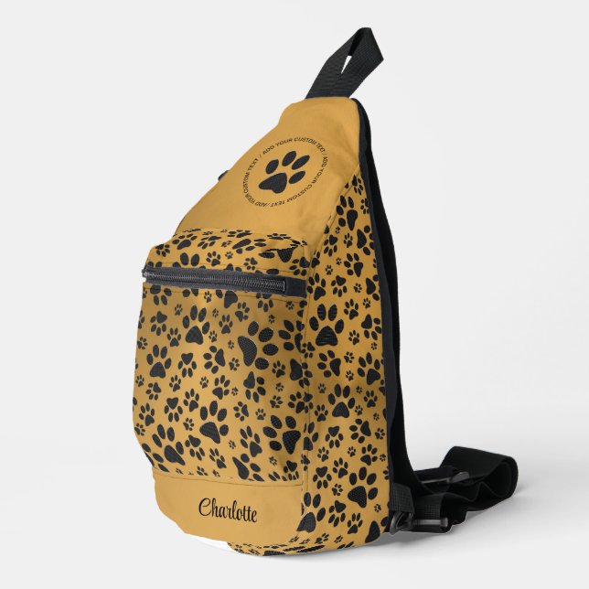Dog Paws Black and White Polka Dot auf Metall Gold Crossbody Bag (Rechte Ecke)