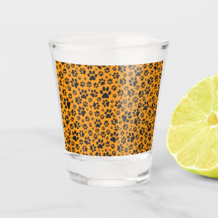 Dog Paws Black & White Polka Dot auf Dahlia Orange Schnapsglas