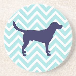 Dog Silhouette in Dark Blue on Chevron Pattern Getränkeuntersetzer