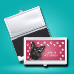 Dog Walker Paw Prints Visitenkarten Dose<br><div class="desc">Dieser Visitenkartenhalter, personalisiert mit Ihrem Namen, verfügt über einen niedlichen, schwarzen Miniaturschnauzer auf heiß rosa mit weißem Pfotenprint. Vergnügen als Geschenk oder eine tolle Möglichkeit, Ihre eigenen Visitenkarten zu tragen.</div>