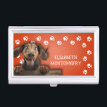 Dog Walker Paw Prints Visitenkarten Dose<br><div class="desc">Dieser Visitenkartenhalter,  personalisiert mit Ihrem Namen,  verfügt über eine niedliche Dackel auf hellorange mit weißem Pfotenstreifen. Vergnügen als Geschenk oder eine tolle Möglichkeit,  Ihre eigenen Visitenkarten zu tragen.</div>