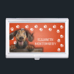 Dog Walker Paw Prints Visitenkarten Dose<br><div class="desc">Dieser Visitenkartenhalter,  personalisiert mit Ihrem Namen,  verfügt über eine niedliche Dackel auf hellorange mit weißem Pfotenstreifen. Vergnügen als Geschenk oder eine tolle Möglichkeit,  Ihre eigenen Visitenkarten zu tragen.</div>