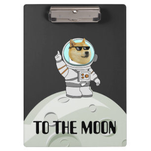 Dogecoin zum lustigen schwarzen Astronautenhund Klemmbrett
