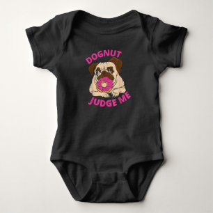 Dognut Judge Me Mops Hund isst Donut Baby Strampler