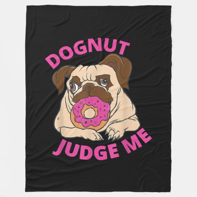 Dognut Judge Me Mops Hund isst Donut Fleecedecke (Vorderseite)