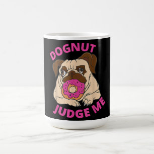 Dognut Judge Me Mops Hund isst Donut Verwandlungstasse