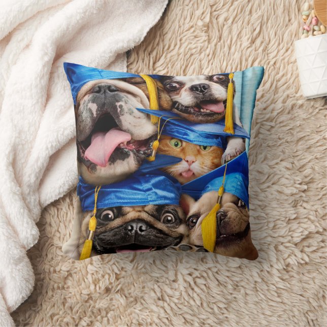 Dogs and Cat Grads in Photo Booth Kissen (Decke)