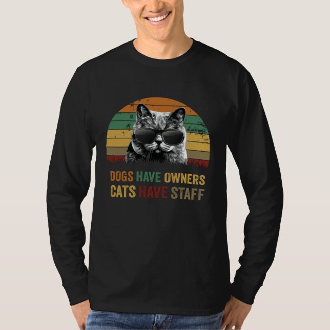 Dogs have owners cats have staff Kitten in sunglas T-Shirt (Vorderseite)