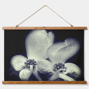 Dogwood blüht in Schwarz und Weiß Wandteppich Mit Holzrahmen