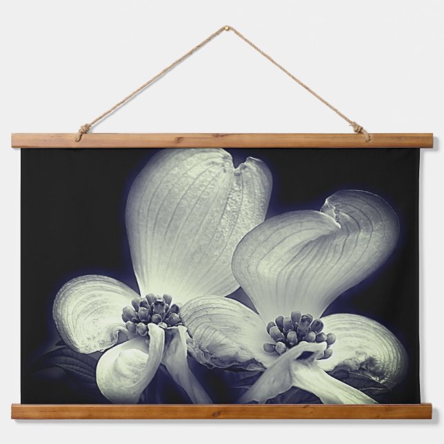 Dogwood blüht in Schwarz und Weiß Wandteppich Mit Holzrahmen (Vorne)