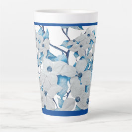 Dogwood-Blume auf einer großen Latte-Tasse Milchtasse