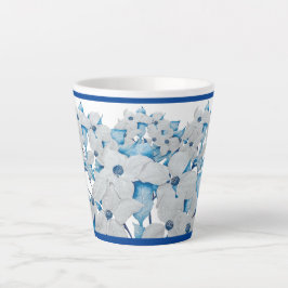 Dogwood-Blume auf einer kleinen Latte-Tasse Milchtasse