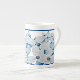 Dogwood-Blume auf einer Knochen-China-Tasse Prozellantasse