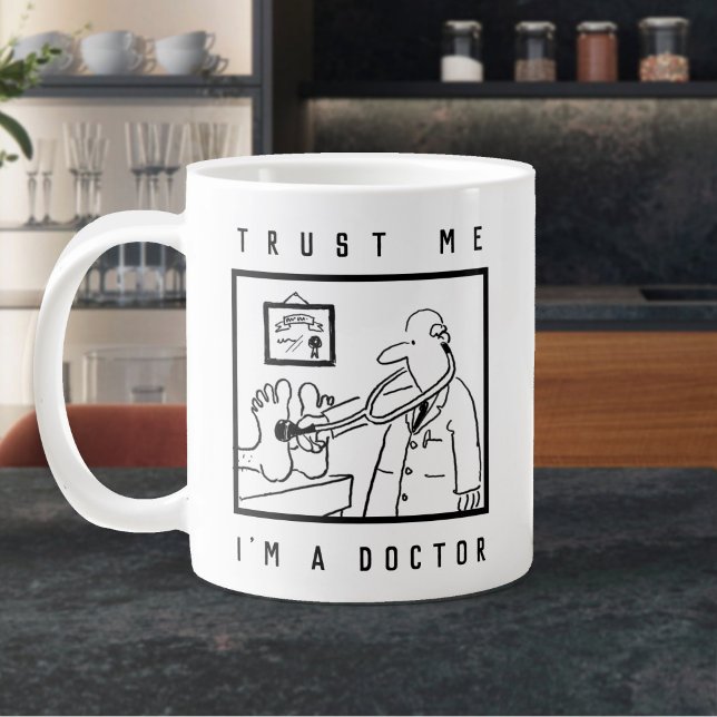 Doktor mit Stethoskop Prüffutter Jumbo-Tasse (Trust Me I'm a Doctor Large Mug)