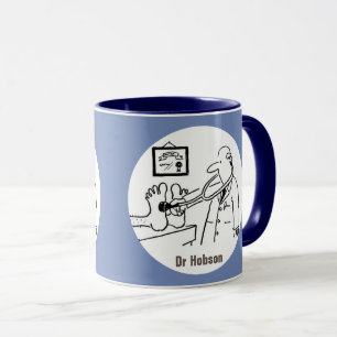 Doktor mit Stethoskop Tests Feet. Arzt Tasse