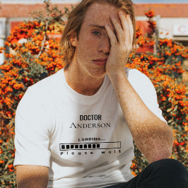 Doktor Name Wird Geladen — Minimalistisches Abschl T-Shirt